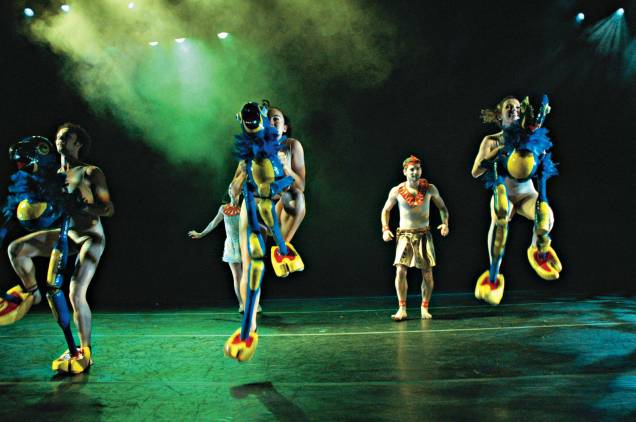 Bailarinos manipulam os animais em cena: coreografia dá vida aos bonecos