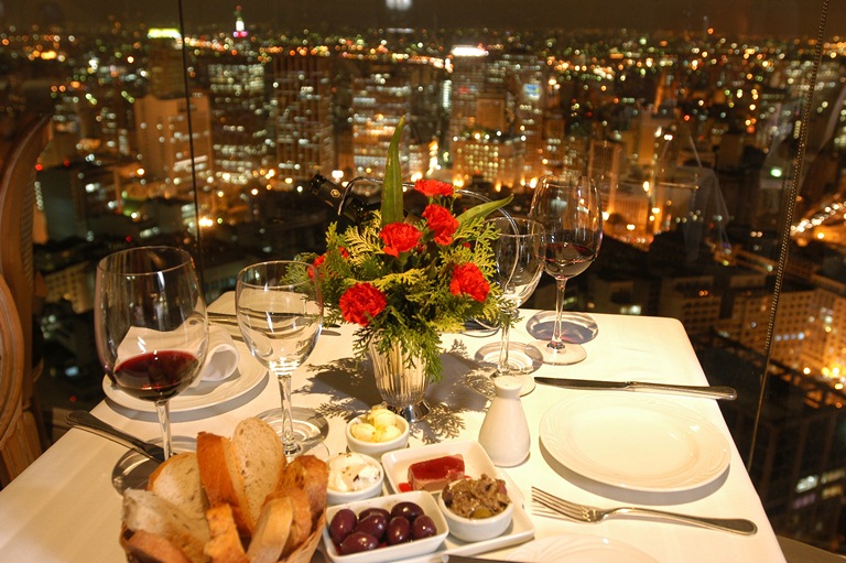 Mesa posta no Terraço Itália Restaurante, no alto do Edifício Itália.