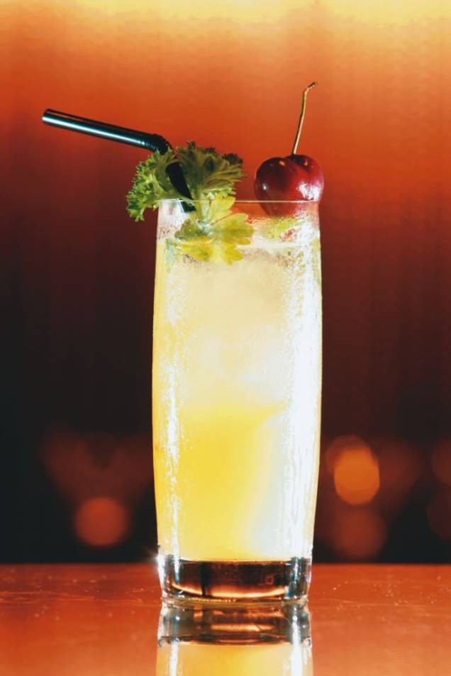 O drinque napoleão, do The Blue Bar: rum, uva itália, xarope de tangerina, folhas de salsinha e água com gás Perrier O drinque napoleão, do The Blue Bar: rum, uva itália, xarope de tangerina, folhas de salsinha e água com gás Perrier
