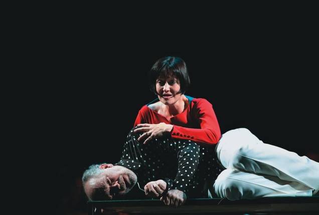 O ator John Malkovich e a soprano Laura Aikin protagonizam The Infernal Comedy — Confissões de um Serial Killer