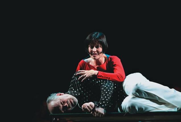 O ator John Malkovich e a soprano Laura Aikin protagonizam The Infernal Comedy — Confissões de um Serial Killer O ator John Malkovich e a soprano Laura Aikin protagonizam The Infernal Comedy — Confissões de um Serial Killer