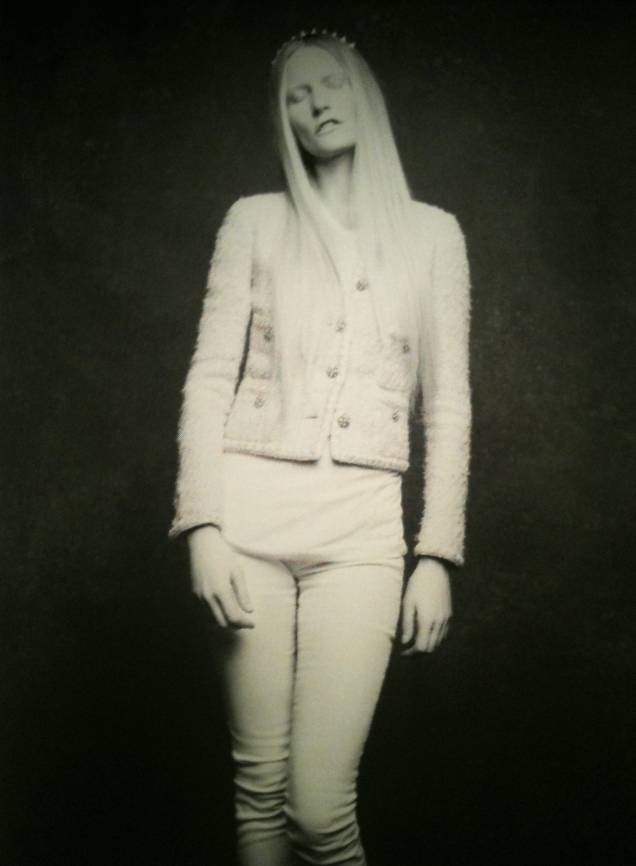 	A modelo Kirsten Owen, a única que usou a jaqueta branca