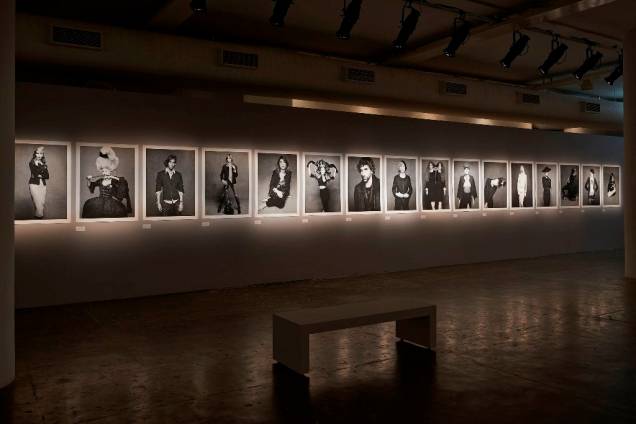 A mostra minimalista de clima elegante traz mais de 100 imagens expostas à meia-luz A mostra minimalista de clima elegante traz mais de 100 imagens expostas à meia-luz