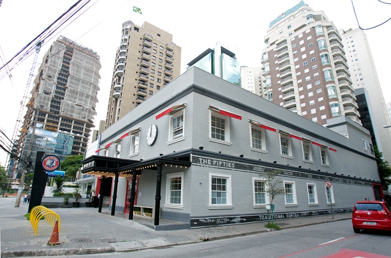 A nova fachada: uma casa americana dos anos 50 (Foto Fernando Moraes)