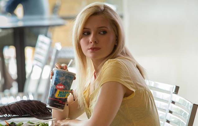 Abigail Breslin, que protagonizou Pequena Miss Sunshine, vive a garota sequestrada do suspense Chamada de Emergência