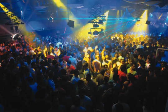 A balada gay The Week: o salão ferve com batidas eletrônicas A balada gay The Week: o salão ferve com batidas eletrônicas