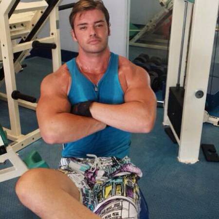 Thor Batista chega aos 100kg e impressiona com foto fortão
