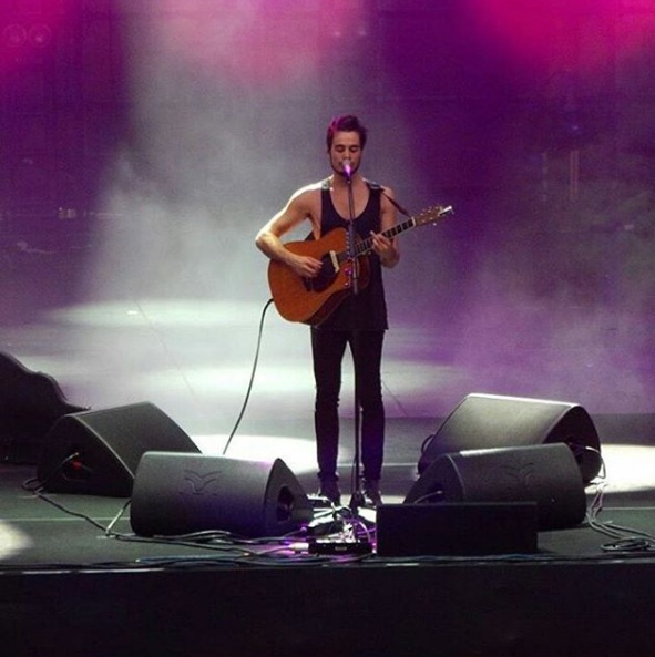 Tiago Iorc: estádio cantou 'Amei te Ver' a capella (Foto: Reprodução/Instagram)