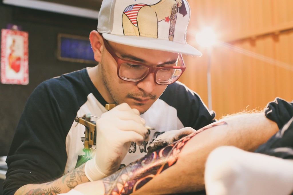 O tatuador Rico Fogaça em ação