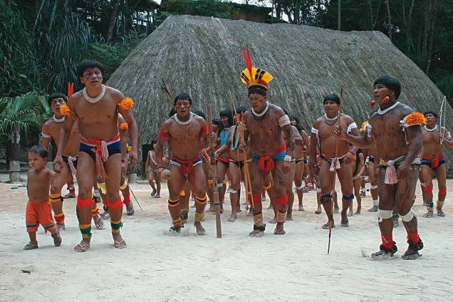 Índios do Alto Xingu demonstram sua dança típica: a réplica de uma aldeia pode ser visitada no parque Toca da Raposa Índios do Alto Xingu demonstram sua dança típica: a réplica de uma aldeia pode ser visitada no parque Toca da Raposa