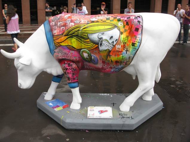 Vaca Cowddy, customizada por artistas da nova geração das artes plásticas no Brasil