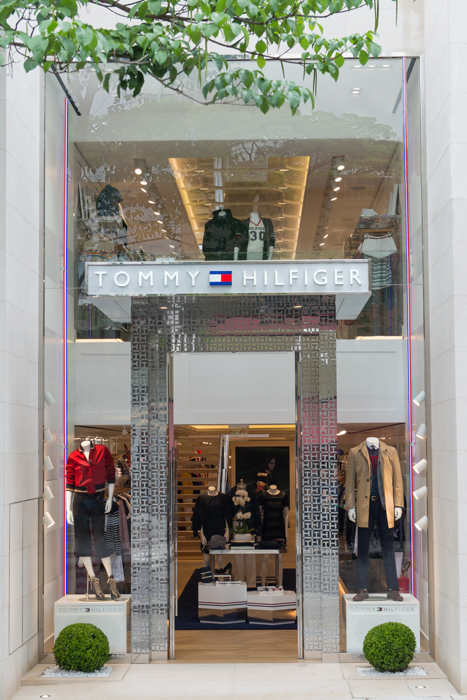 Rodrigues Store - 🔥TOMMY HILFIGER🔥 . . Thomas “Tommy” Jacob Hilfiger  (Fundador da marca TOMMY HILFIGER) em 1951, em Elmira, uma cidade nos  arredores de Nova York. O jovem americano descendente de