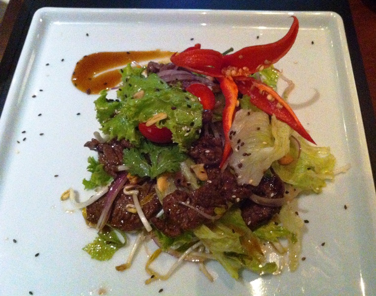 Tomyam: salada vietnamita de tiras de filé-mignon (Foto: Arnaldo Lorençato)