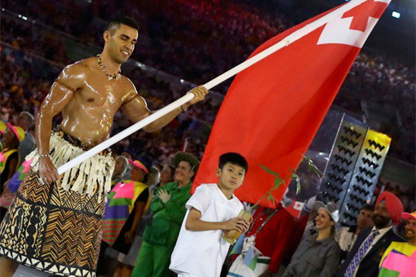 Taufatofua, na abertura da Olimpíada: destaque por corpo besuntado de óleo (Foto: Reprodução)
