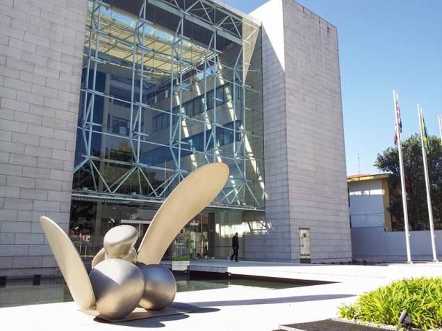 Species, escultura de aço inox do artista inglês Tony Cragg, pode ser vista na entrada do Centro Britânico Brasileiro, em Pinheiros
