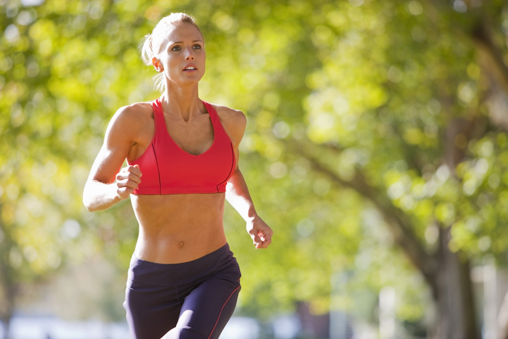 Escolher o top ideal para correr ajuda a evitar desconforto na hora do exercício. Foto: Latinstok