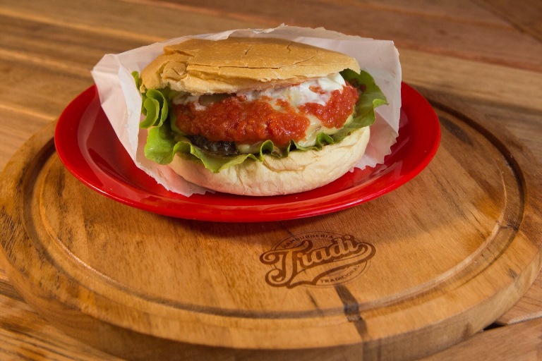 Ipiranga: 100g de carne ao molho de tomate, alface, queijo prato e maionese no pão de hambúrguer (Foto: divulgação) 