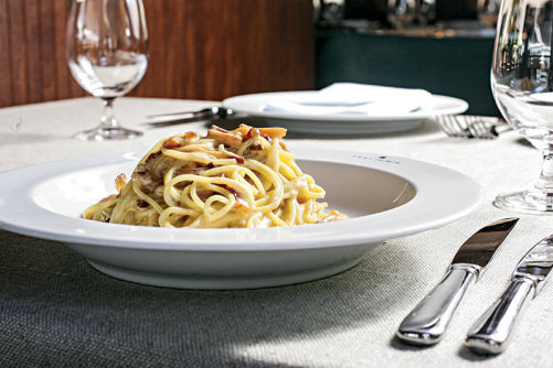 Trattoria: espaguete à carbonara uma das especialidades da casa da grife Fasano