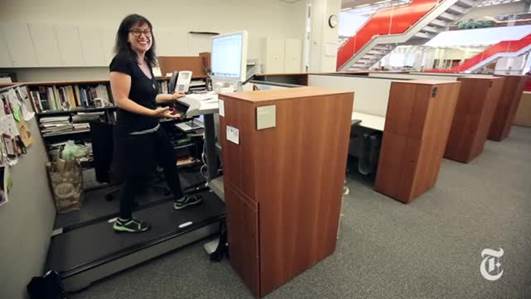 A jornalista Amy Harmon, do NYT, que trocou sua estação de trabalho por uma treadmill desk. Ao lado, ela mantém a mesa convencional e se divide entre as duas. Foto: reprodução