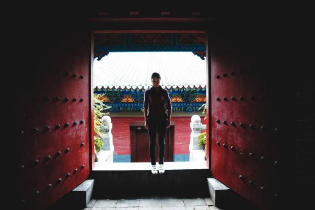 Imagem de uma garota em um templo budista de Henan: registro de Paulo Mancini