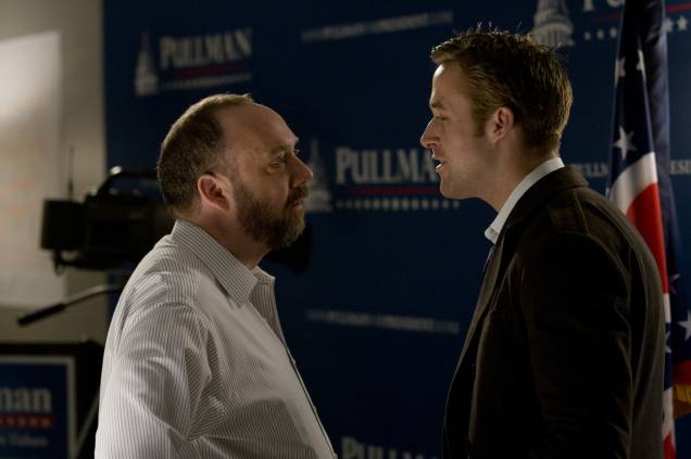 Paul Giamatti e Ryan Gosling em cena de Tudo pelo Poder: thriller político centrado na campanha de um candidato democrata Paul Giamatti e Ryan Gosling em cena de Tudo pelo Poder: thriller político centrado na campanha de um candidato democrata