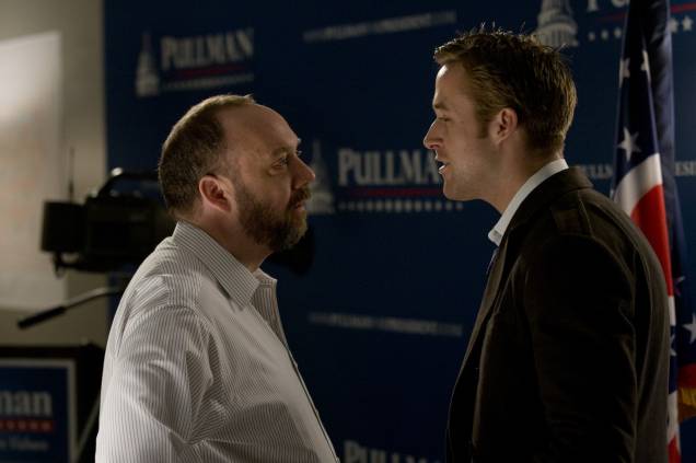 Paul Giamatti e Ryan Gosling em cena de Tudo pelo Poder: thriller político centrado na campanha de um candidato democrata