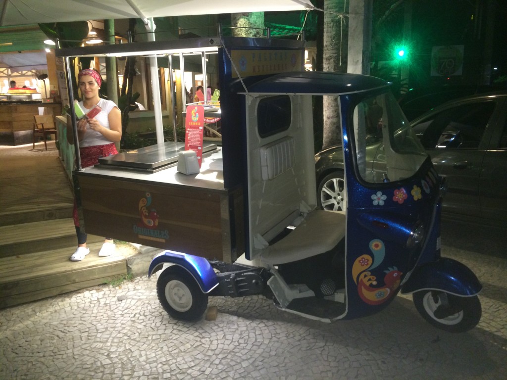 Tuk-tuk estacionado em frente ao Shopping Juquehy (Foto: Fábio Lemos Lopes)