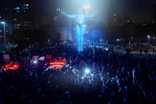 Super-heróis são inseridos em imagens das manifestações em São Paulo e no Brasil