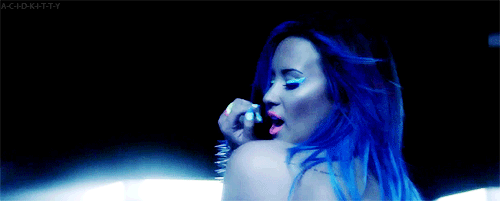 Demi Lovato lança clipe trabalhado na luz negra para 'Neon Lights' | VEJA SÃO PAULO