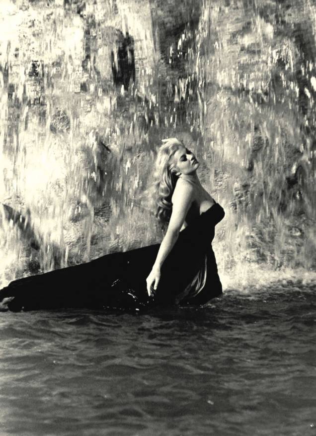 Anita Ekberg durante a filmagem de A doce vida - Tutto Fellini