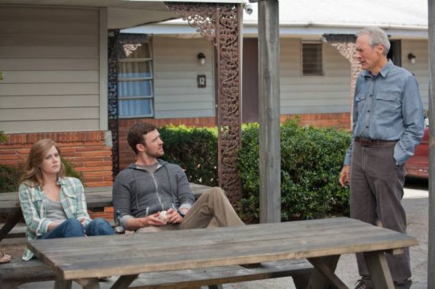 Amy Adams (Mickey), Justin Timberlake (Johnny) e Clint Eastwood (Gus) no drama Curvas da Vida