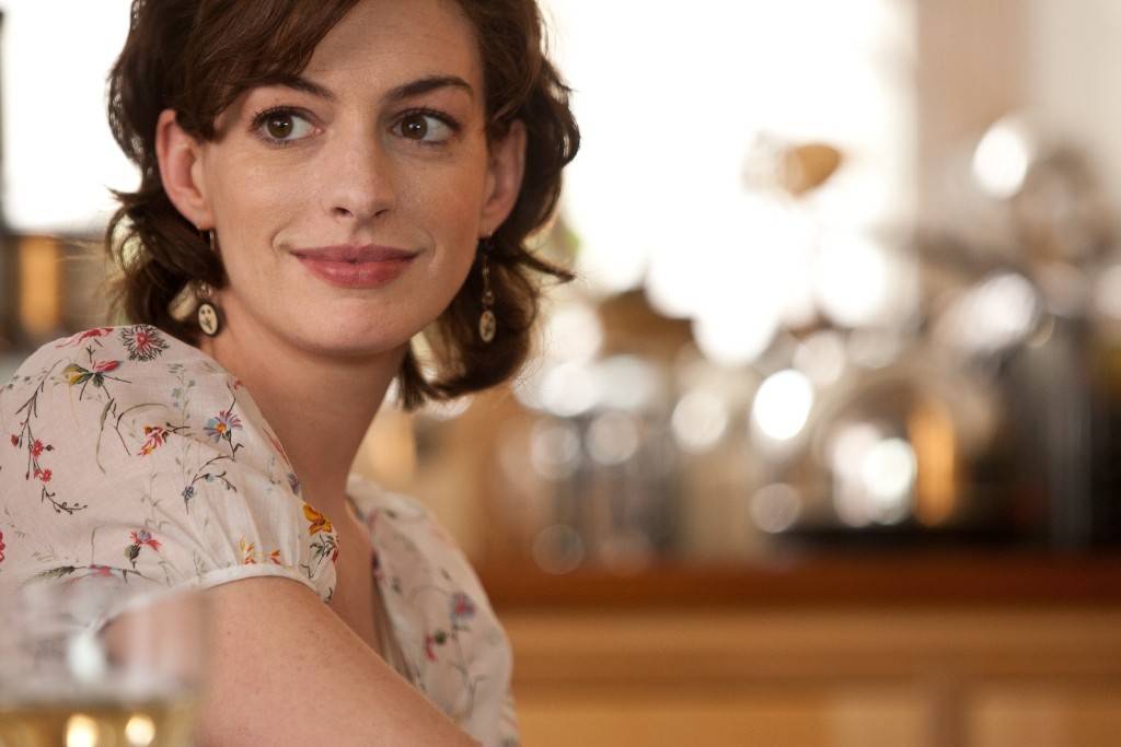 Anne Hathaway na pele da esforçada Emma em Um Dia: frustração no amor