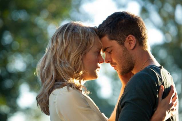 Um Homem de Sorte: Taylor Schilling e Zac Efron protagonizam o drama Um Homem de Sorte: Taylor Schilling e Zac Efron protagonizam o drama