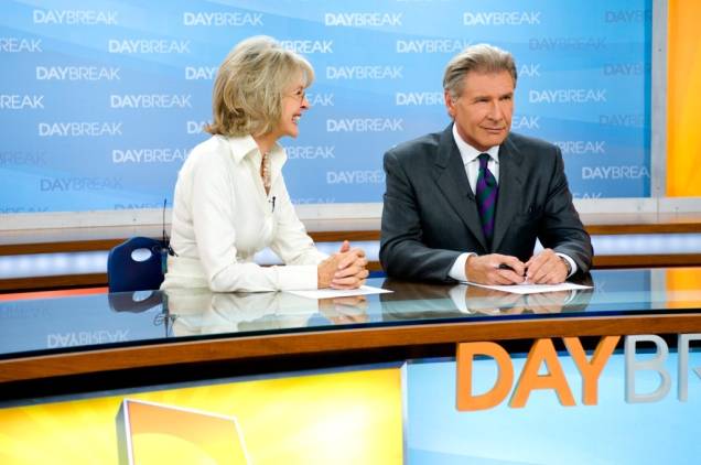 Na trama, Mike (Harrison Ford) deverá apresentar matérias sobre moda e amenidades ao lado da ex-miss Arizona (Diane Keaton), sua rival número um Na trama, Mike (Harrison Ford) deverá apresentar matérias sobre moda e amenidades ao lado da ex-miss Arizona (Diane Keaton), sua rival número um