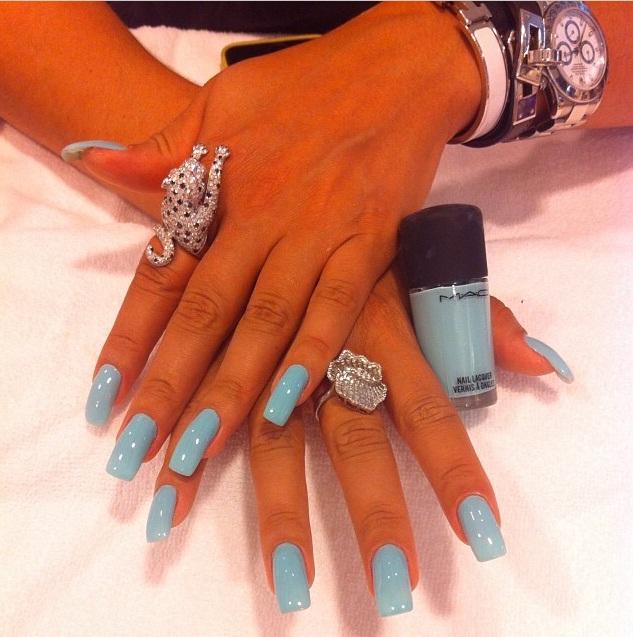 Nas unhas, o azul é o novo vermelho