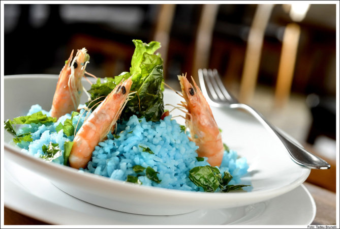Receita de Lina Bo Bardi: arroz azul com camarão e chips de couve (Foto: Tadeu Brunelli )