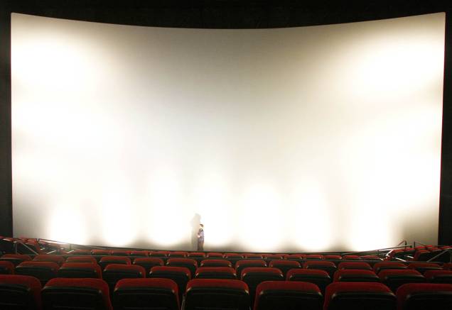 Tela da sala IMAX tem 13,40m (altura)  por 21,34 m (largura)