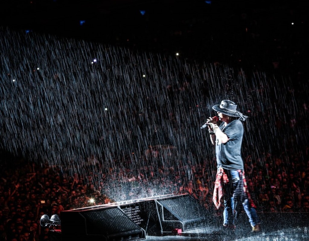 Sob chuva, Guns N'Roses toca no Allianz Parque (Foto: Katarina Bonzova)