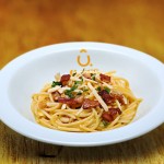 Espaguete à carbonara: o clássico italiano também está no menu