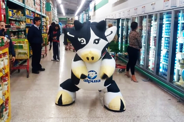 Garotinha com câncer recebe notícia de que irá para Disney de melhor amiga que também enfrenta a doença; assista