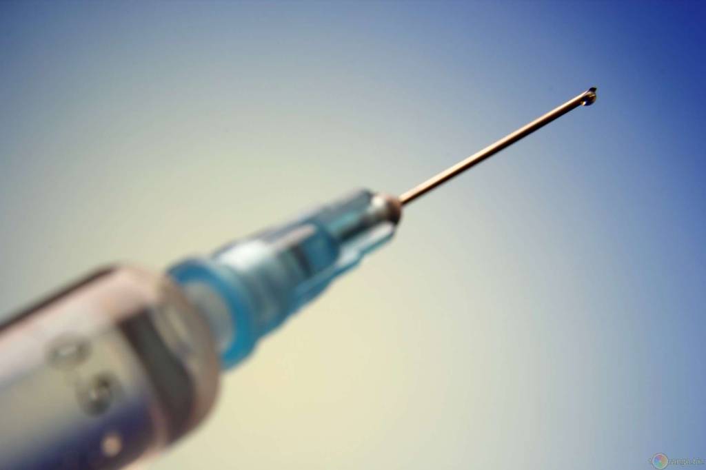 Imagem em close de seringa de vacina.