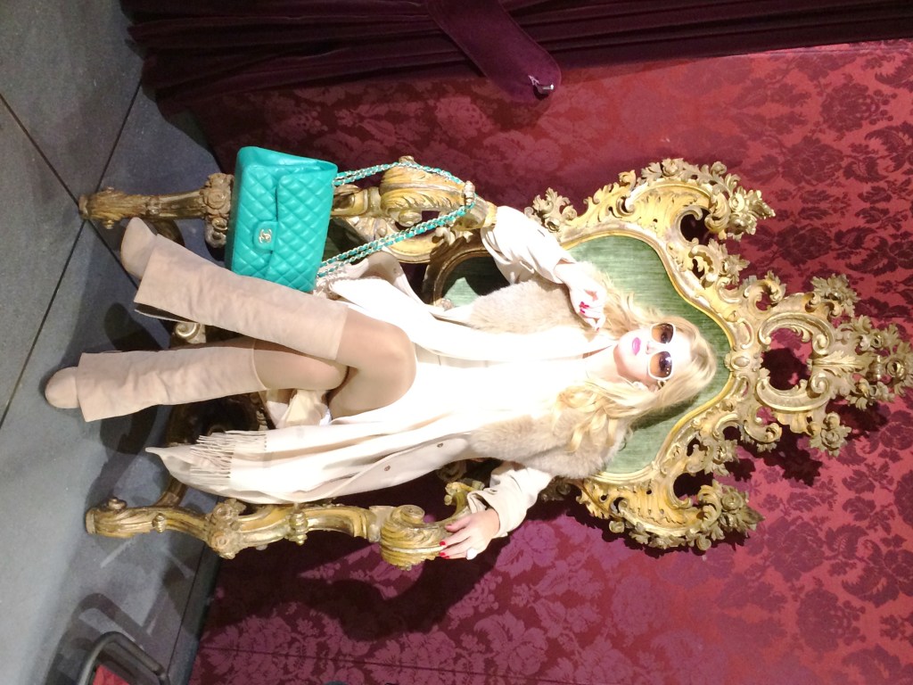 Na cadeira de rica da Dolce & Gabbana (Foto: Arquivo Pessoal)
