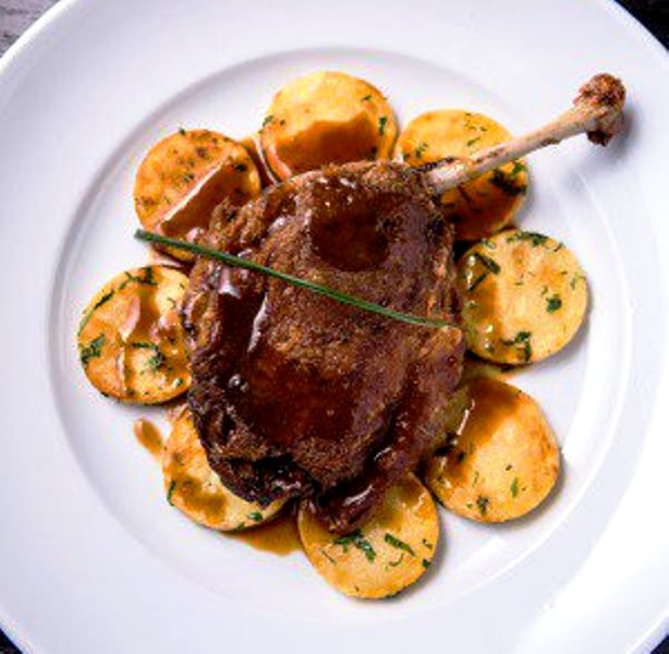 Confit de pato com batata salteada: sugestão do Valero Restaurant no Jockey Club (Foto: Ricardo D'Angelo)