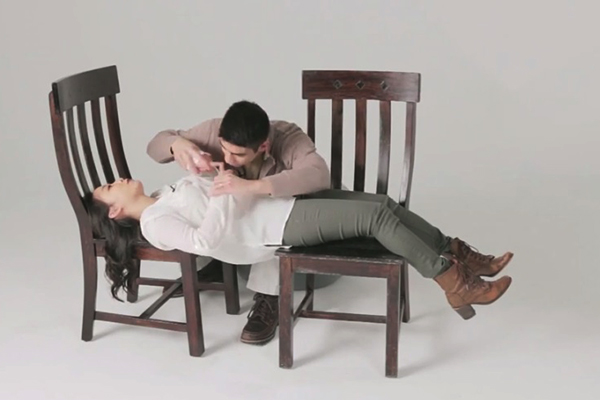 Vídeo mostra casais interpretando posições sexuais esquisitas e o resultado é adorável e constrangedor