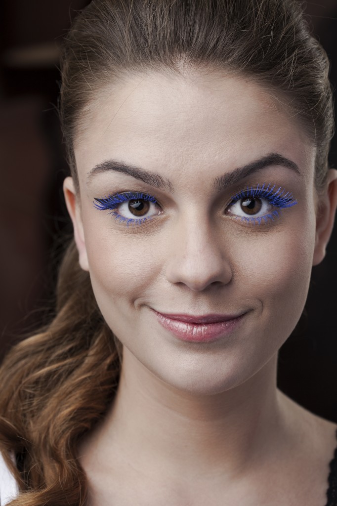 A modelo Jade Massucci exibe o look para curtir o bloquinho de rua (Foto: Villy Ribeiro)