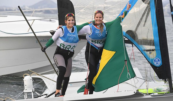 Na vitória de Martine e Kahena na vela, uma imagem da torcida impressiona a web