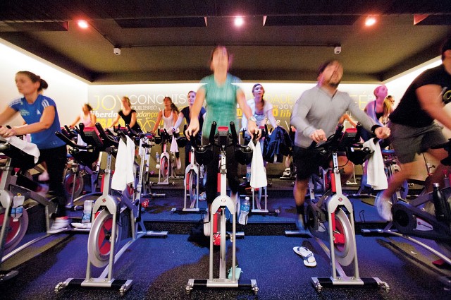 Comparamos preços de aulas de spinning em academias da capital; veja a mais em conta