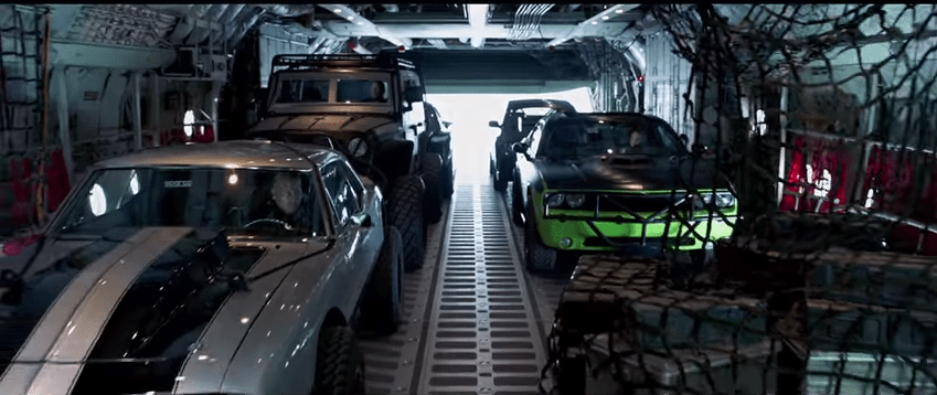 Carros despencam de um avião com paraquedas: veja como foi feita a cena de Velozes & Furiosos 7