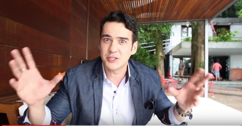 Marcos Veras faz um jornalista afetado em Contrato Vitalício 