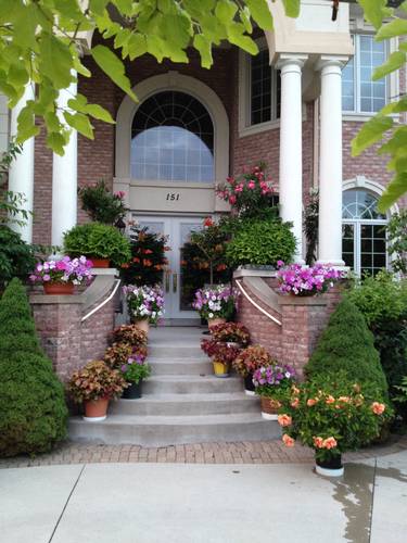 A fachada florida da casa em Vernon Hills, em Illinois
